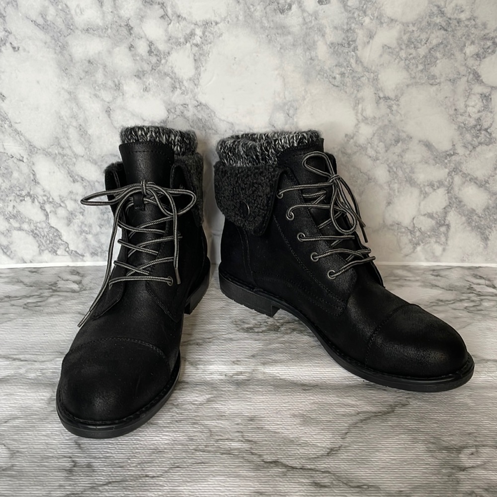 Cliffs by white mountain, black Duena hike booties.